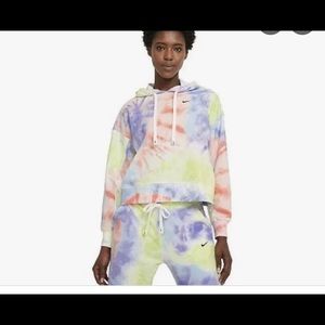 Nike women’s get fit tie dye hoodie size small